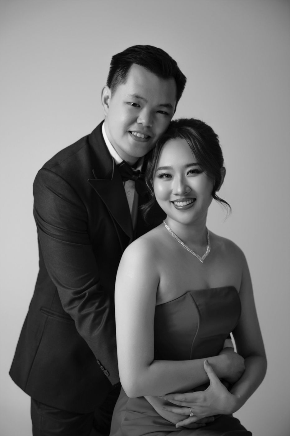 Michael memeluk Riche dari belakang, foto hitam putih