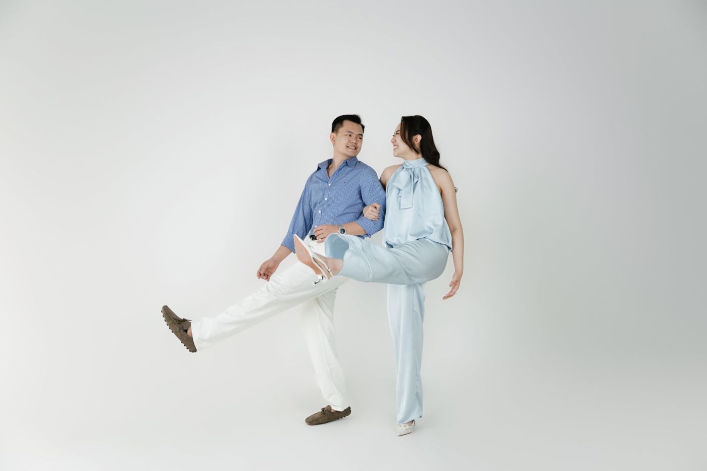Michael dan Riche bergandengan sambil menendang kaki ke depan