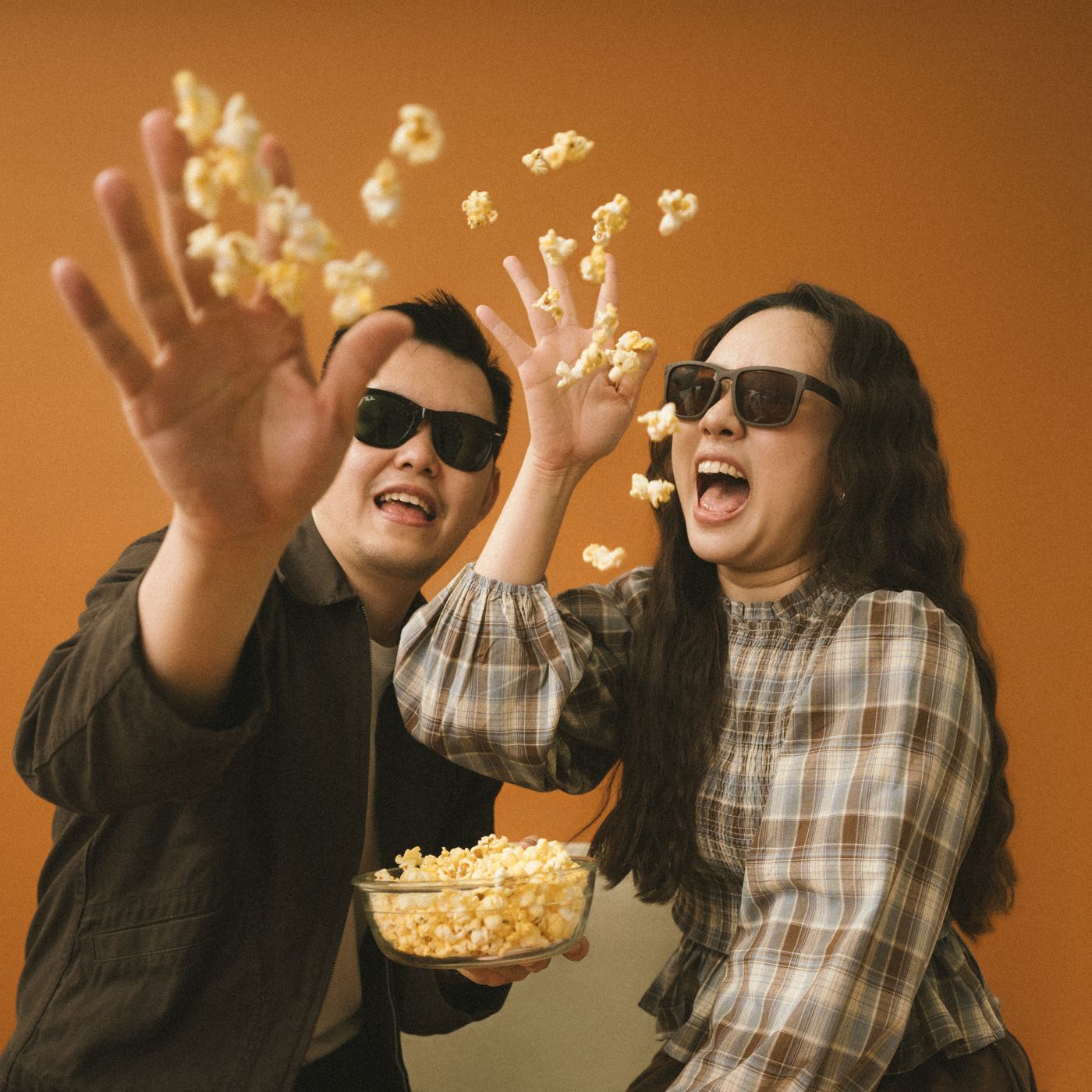 Michael dan Riche pakai kacamata hitam, melempar popcorn ke udara