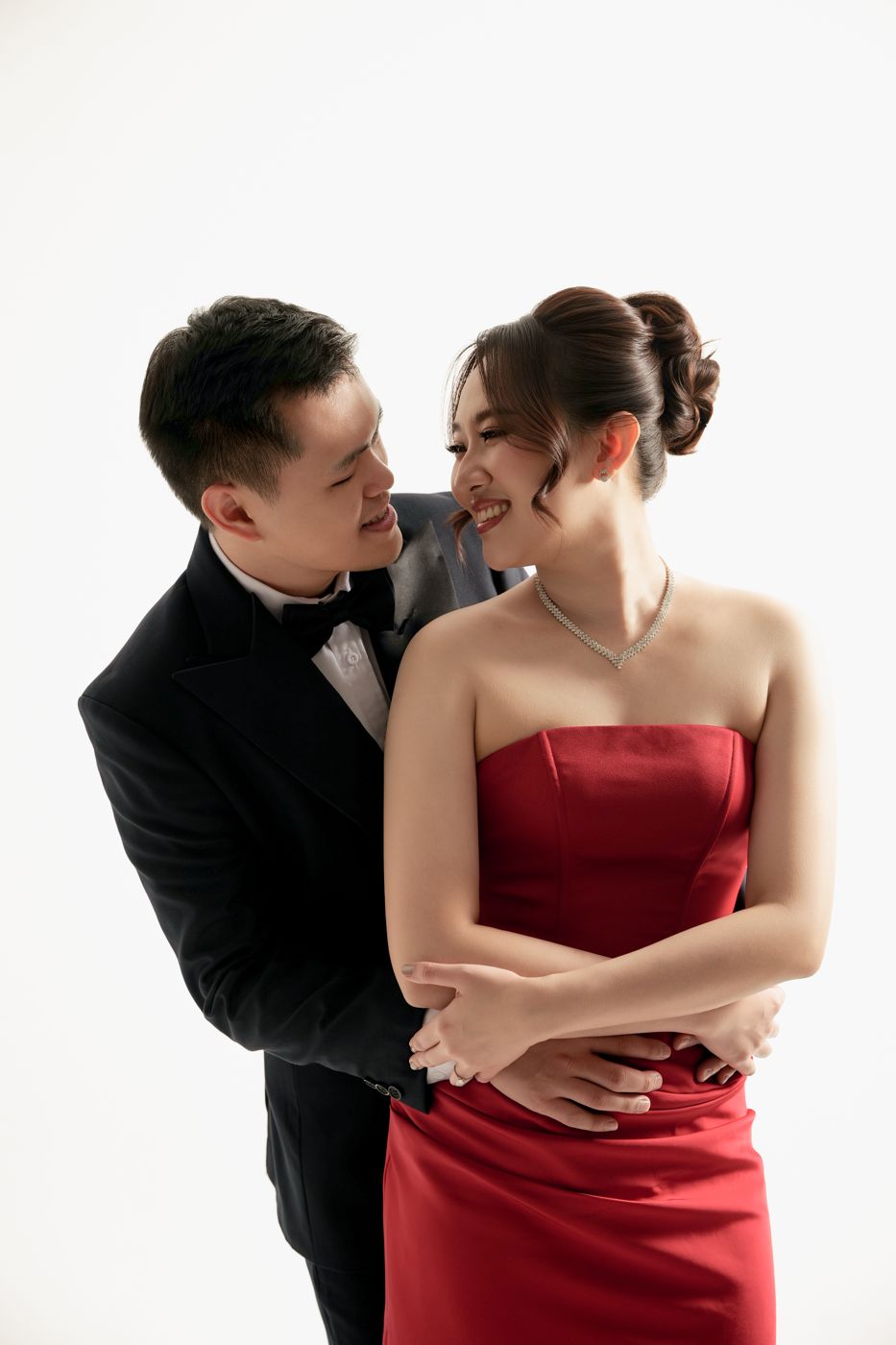Michael memeluk Riche dari belakang, saling menatap dan tersenyum