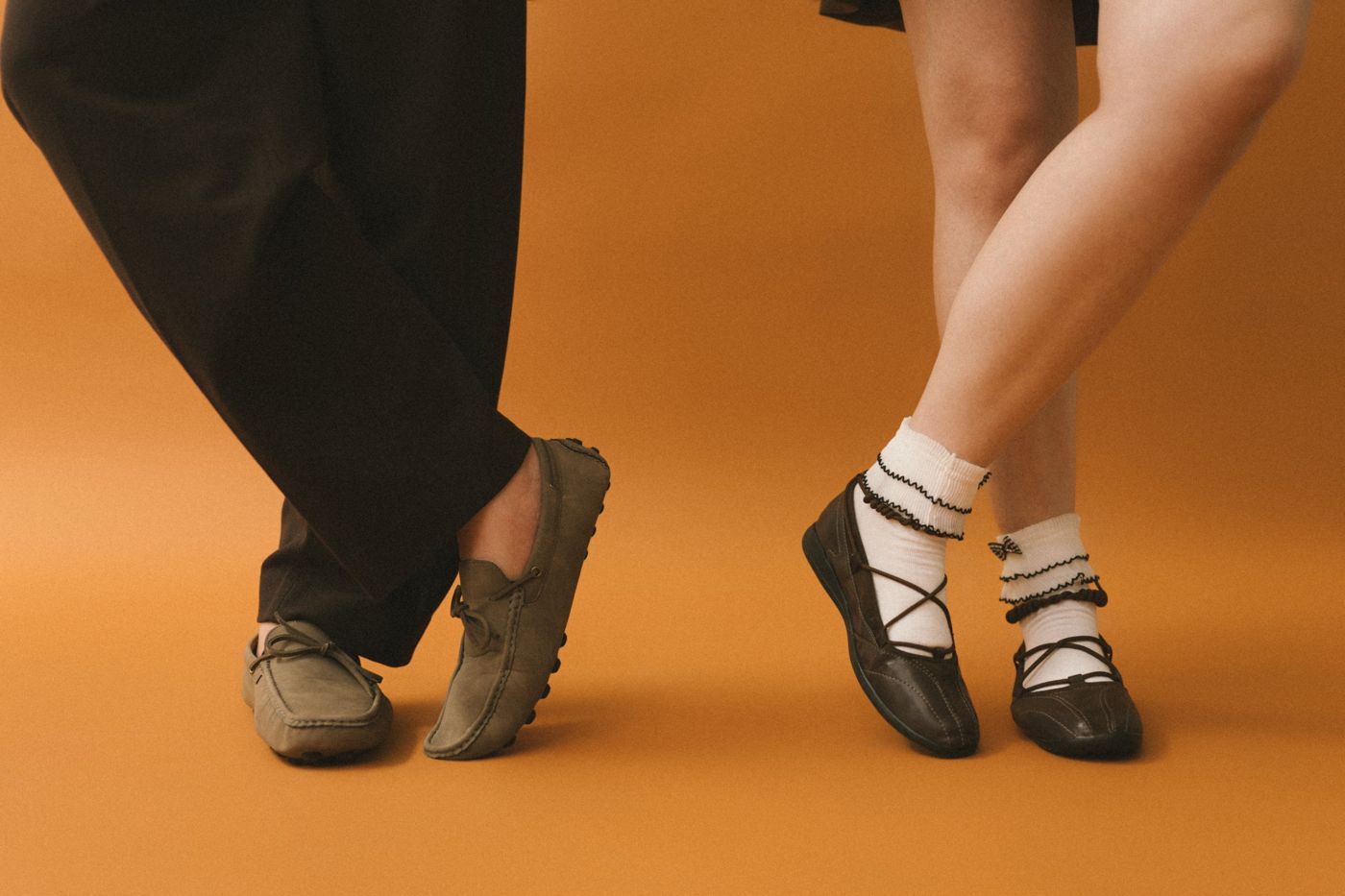 Kaki Michael dan Riche bersilang, sepatu loafer dan flat shoes